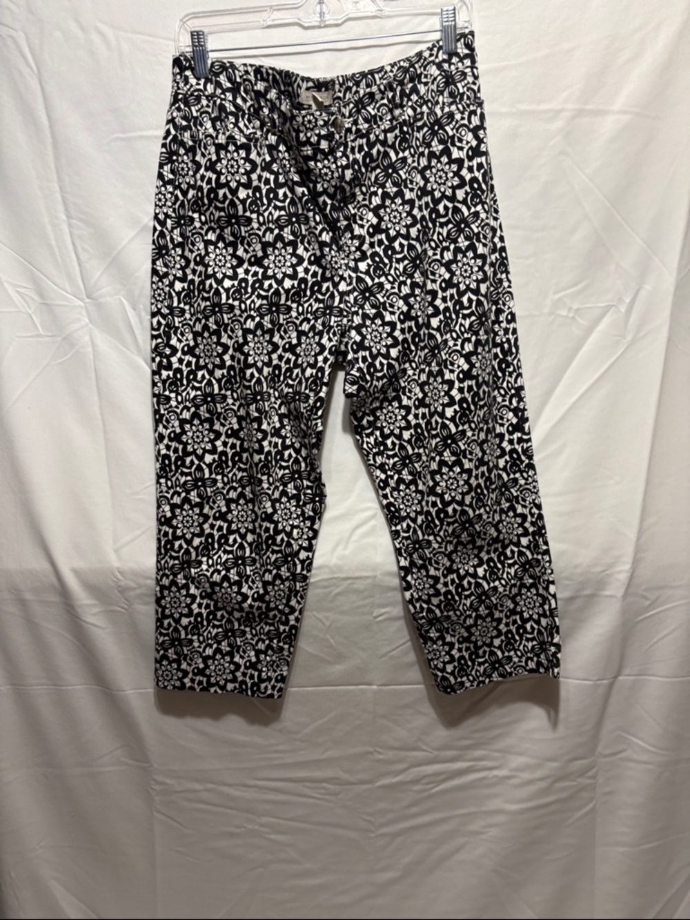 Madison Black & White Floral-Print Capris - Picture 1 of 7
